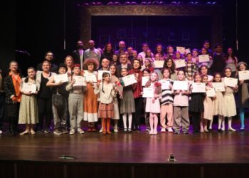 Çocuk eğitim birimi mezunları kendi yazdıkları oyunla sahneye çıktı