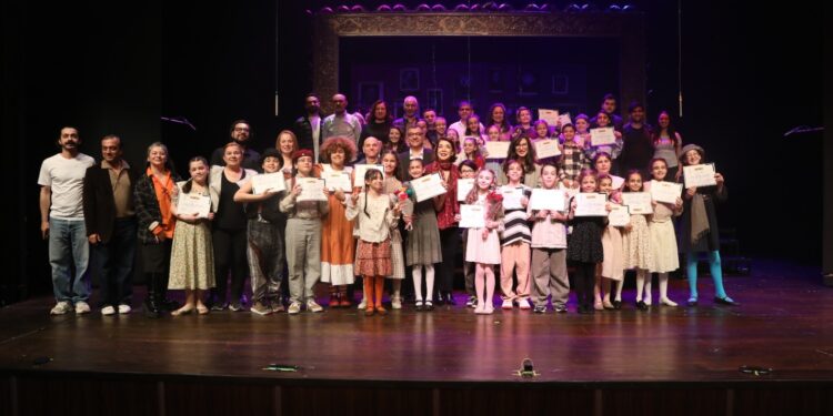 Çocuk eğitim birimi mezunları kendi yazdıkları oyunla sahneye çıktı