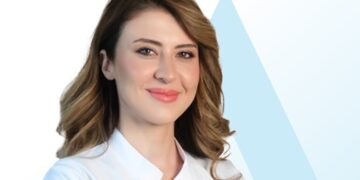Ayşenur Şam Sarı: Yüz masajı, buz banyosu, kafeinli kremler… Hangisi gerçekten işe yarıyor?
