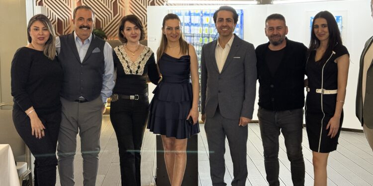 Reyhan Uludağ sergisi ünlü isimleri ağırladı