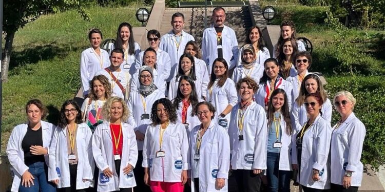 Amgen Biyoteknoloji Deneyimi Programı ile Türkiye’de Biyoteknoloji Eğitimi Güçleniyor: Sınıflar laboratuvara dönüşüyor