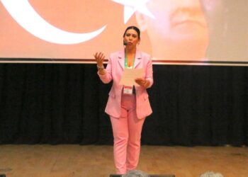 Hem hemşire hem tiyatrocu: İzmirlilere çifte hizmet