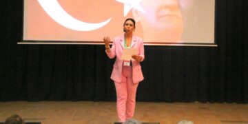 Hem hemşire hem tiyatrocu: İzmirlilere çifte hizmet