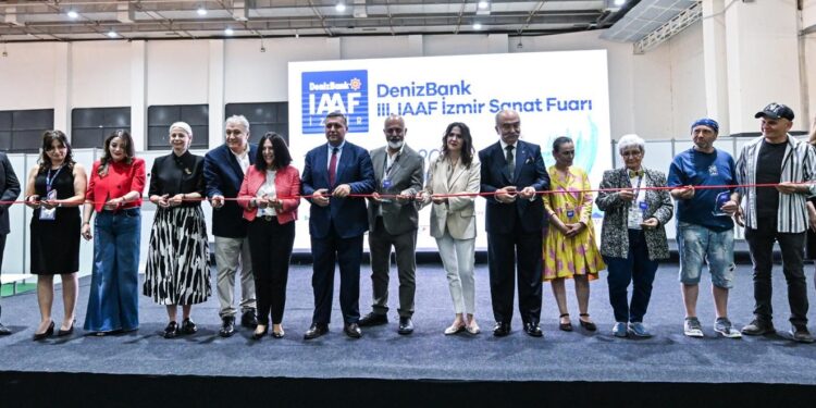 120 galeri, bin 600 sanatçı aynı çatı altında İzmir’de sanat buluşması başladı