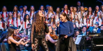 30. Yıla özel konserde Hisar Genç Filarmoni Orkestrasında yer alan  öğrenciler, Demet Evgâr ve Tuluğ Tırpan ile aynı sahnede buluştu!
