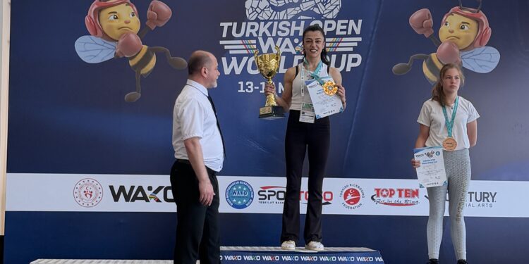 Emine Arslan’dan Turkish Open WAKO World Cup’ta Dünya Kupası şampiyonluğu