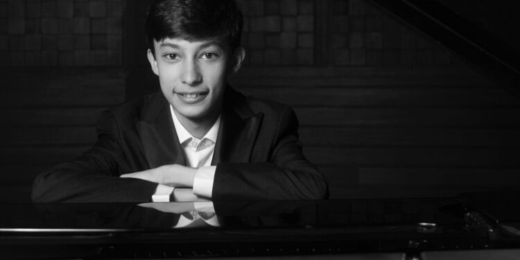 Genç Piyanist Eren Parmakerli’ye Beethoven ödülü