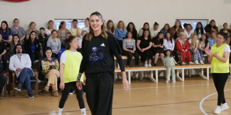 Meryem Boz, kadın hükümlü ve tutuklularla bir araya geldi