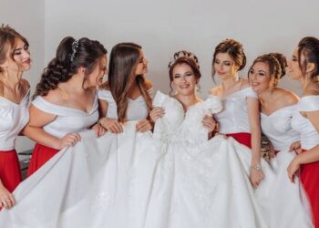 Düğün öncesi estetiğe aile boyu akın