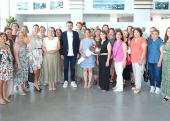 Dikili’de sanat rüzgarı: 7’den 70’e tüm kursiyerler yıl sonu coşkusunda buluştu