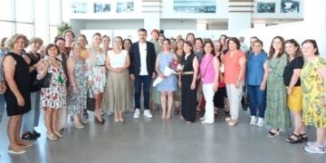 Dikili’de sanat rüzgarı: 7’den 70’e tüm kursiyerler yıl sonu coşkusunda buluştu