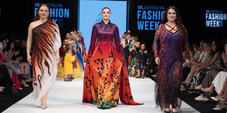 Türkiye’nin en büyük moda şovu Antalya’da başladı