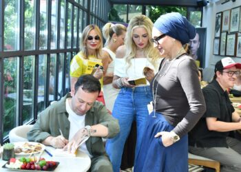 Özgür Aras’ın 14’üncü kitabı “Artık Üzülmeden Önce Düşüneceğim” Görkemli bir davetle tanıtıldı