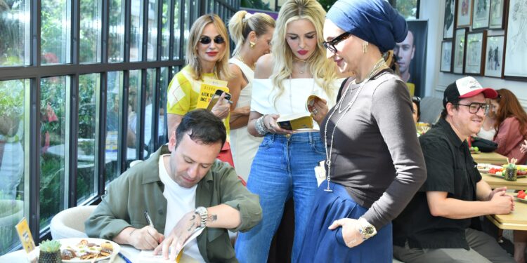Özgür Aras’ın 14’üncü kitabı “Artık Üzülmeden Önce Düşüneceğim” Görkemli bir davetle tanıtıldı