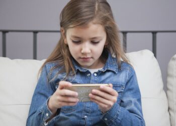 Çocuğunuz telefonu elinden bırakamıyor mu? Yasaklamak yerine bu 5 adımı deneyin