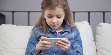 Çocuğunuz telefonu elinden bırakamıyor mu? Yasaklamak yerine bu 5 adımı deneyin