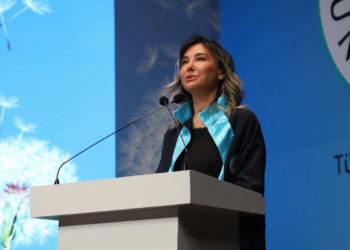 Demet Erçetin, 46 yaşında okul birincisi oldu, ayakta alkışlandı…