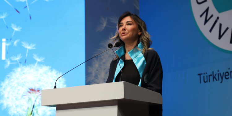Demet Erçetin, 46 yaşında okul birincisi oldu, ayakta alkışlandı…