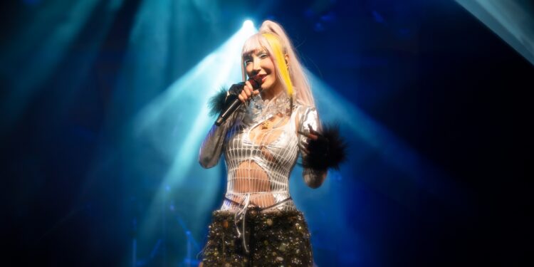 Hande Yener’in “Bu Yüzden”i Yaz turnesine damga vurdu