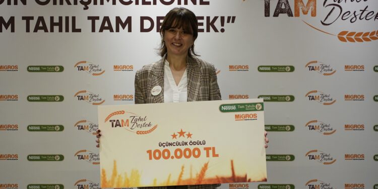 Doç. Dr. Ümmügülsüm Zor, Atık durumdaki meyveleri hammaddeye dönüştürdü