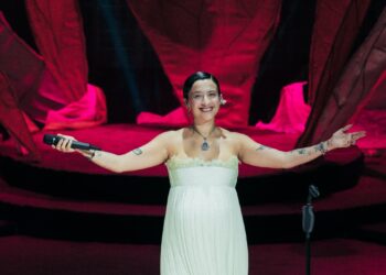 Melike Şahin yeni şarkısı “Ölmem Ölemem” Harbiye’de seslendirdi