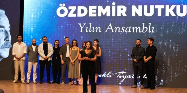 Özdemir Nutku Tiyatro Ödülleri’nden dört ödülle döndü