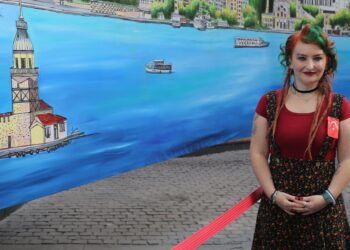 Rekorlar kıran 50 metre uzunluğundaki dev İstanbul resmi Sarıyer’de sergilenecek… Ressam Alev Özas canlı olarak Sarıyer’i tuvaline yansıtacak