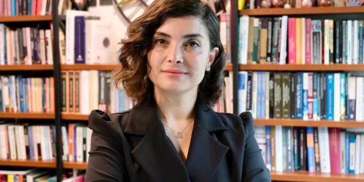 Doç. Dr. Zeynep Gümüş Demir: Yaşlanmak, saklanması gereken bir ayıpmış gibi hissettirildi!