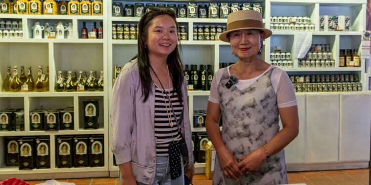 Çinli turistlerin Çanakkale’deki gözdesi Zeytinyağı