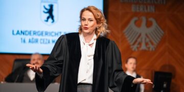 Mum ışığında başladı, “Karar” ile sahneye taşındı
