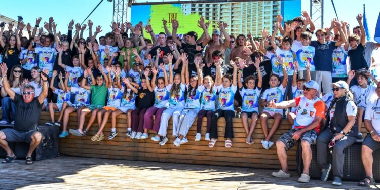 Alaçatı Windfest 2026 15 ülkeden 134 sporcuyla başladı