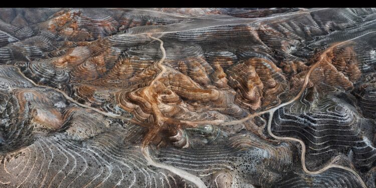 Borusan Holding ve Borusan Contemporary iş birliğiyle “Edward Burtynsky: Dönüşen Yeryüzü” COP31 özel seçkisi, Akra Antalya’da